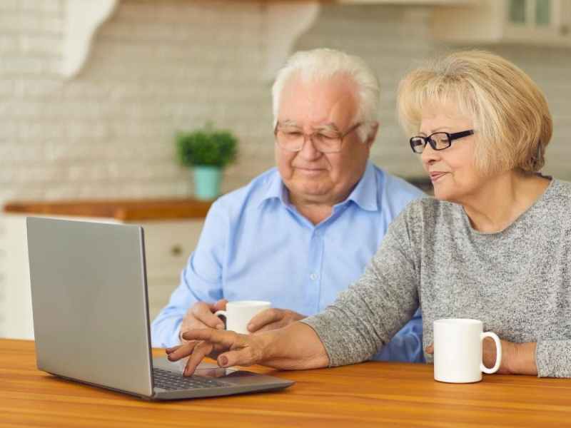 virtual-tours-for-the-elderly Elderly couple joining a virtual tour.